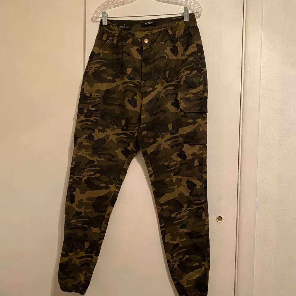 Twin Sisters Los Angeles Women’s (L)  Camouflage Print Cargo Twill Pants/Joggers